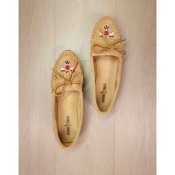 Minnetonka Suede Moccasins with Beaded Design – Size 9.5 Narrow, Classic Style - Picture 1 of 14